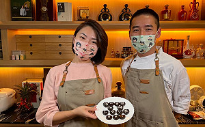 情人節拚初選 南區 安平區參選人林依婷手作巧克力給市長黃偉哲