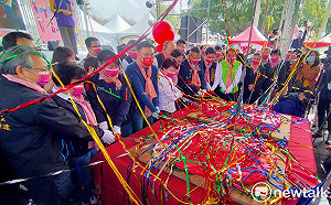 120斤超大新丁粄內有玄機！盧秀燕一刀切下全場歡呼