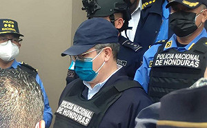 宏都拉斯前總統眾目睽睽被上銬 涉毒害美國將引渡