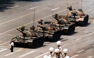 「30歲烏克蘭女子手持步槍站在俄軍坦克前」 拜登：那是天安門廣場