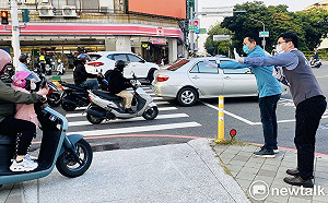 力挺子弟兵周嘉韋選議員 立委林俊憲陪同站路口拜票