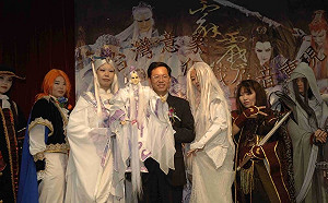 鄭文燦曬15年前舊照 網嘆：一對照才知周瑜被現今政壇摧殘的多可怕