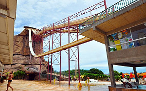 滑水道拆除維修沒人顧 八歲童滑一半｢水管沒了｣15公尺高空墜地慘死