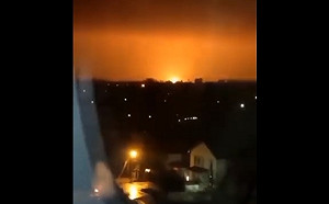 俄媒：烏克蘭東部輸油管爆炸 夜空火光沖天
