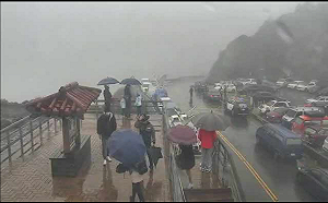 合歡山下冰霰  追雪族熱血塞爆停車場