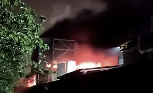 彰濱工廠凌晨大火500坪全燬 彰消29水車60打火弟兄搶救