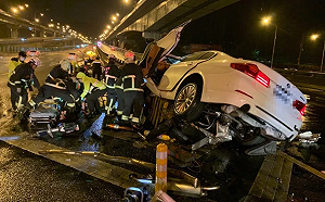 國道一號死亡車禍！BMW撞分隔島3死 1人噴飛、2人夾困