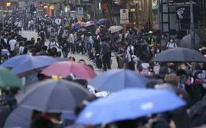 反送中紀錄片《時代革命》僅台灣上映！導演揭「被消失」風險：全員「匿名」