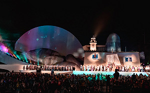 感謝不畏寒雨連演3天  陳其邁獻花主燈大戲《船愛》演出團隊