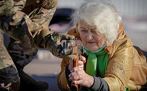 阿公阿嬤準備好了！提槍上陣報到加入烏克蘭民兵 力抗俄國不缺席