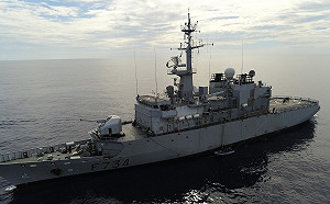 法艦「葡月號」南海故障漂流 陸艦全程監控潛水維修作業