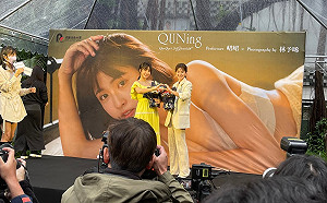 啦啦隊女孩峮峮推出全新寫真集 他大讚：「手牽手抗中 日台演藝圈交流有前景 」