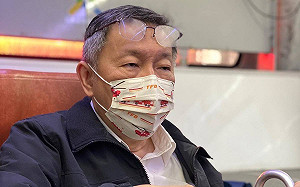 柯文哲PO搭公車照兩眼無神 自嘲：追公車老灰啊的日常