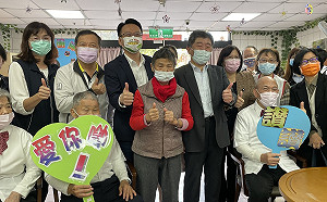 陳時中曾來看過 中市立仁愛之家多功能大樓今上梁