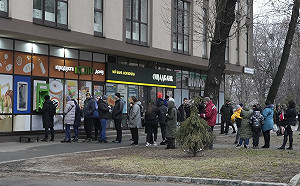 逃難潮湧現！烏克蘭基輔銀行ATM大排長龍 車站湧人潮