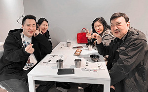 癌症三度復發！余苑綺出院後首曬「全家福外出用餐」超溫馨