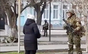 (影)無懼荷槍實彈！嗆辣烏克蘭婦女連飆「你他X」大罵俄國大兵