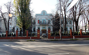 才說完可貼「中國國旗」避險 中駐烏使館改口：不要隨意亮身分