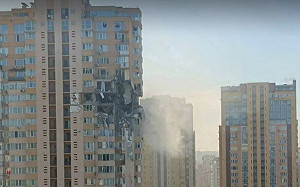 俄國導彈射進基輔大樓  轟出大洞 照片曝光