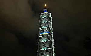 台北101今晚點燈 亮烏克蘭國旗為和平祈福