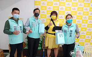 民眾黨高雄市議員參選人陳妙真捐物資 關懷高雄愛兔之家