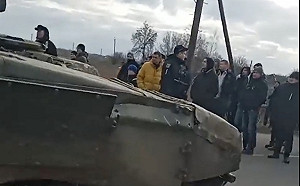 上百位烏克蘭「坦克人」肉身抵擋俄軍 臨難不顧情操哭倒眾網友