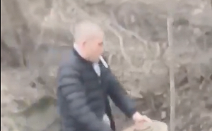 超勇猛！烏克蘭大叔叼菸「徒手移地雷」影片曝光 百萬網友直呼佩服