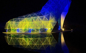 聲援烏克蘭  嘉縣布袋高跟鞋教堂點藍黃燈