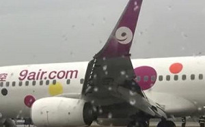 大火把機翼都燒彎了…陸民航機起火民眾驚見折翼 業者闢謠：原本就長這樣