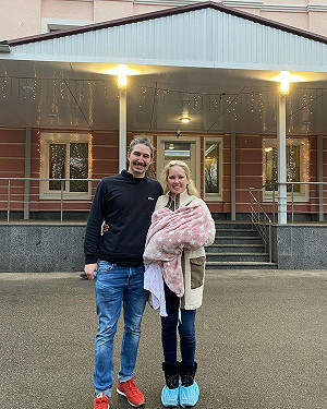 俄烏戰爭美國人也受害! 美夫婦帶出生僅4天嬰兒倉皇逃難 棄車徒步穿越國境