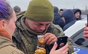 (影)俄士兵無助迷路 烏克蘭鄉民溫馨招待熱茶餡餅、借他手機見媽媽!