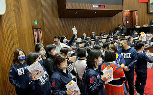 再杯葛立法院 藍黨團發「跳電雞排」催王美花下台