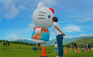 跟HELLO KITTY飛上天！台灣國際熱氣球嘉年華7/2~8/15台東登場