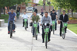 試乘自行車  柯P：應把YouBike賣到全世界