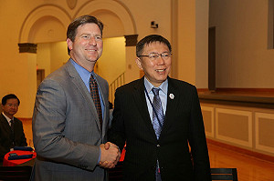 單車外交 柯文哲笑稱雙塔要分3天騎完