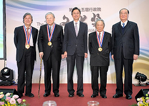 鍾肇政、李乾朗、李行獲頒行政院文化獎