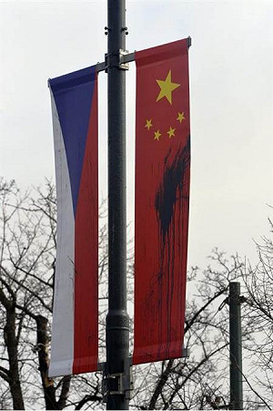 不歡迎習近平？捷克布拉格街頭五星旗遭潑漆