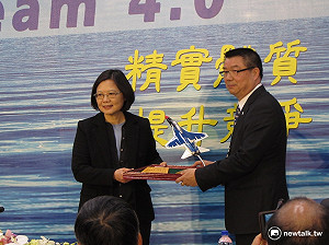 訪漢翔 蔡英文盼扛起自製高級教練機