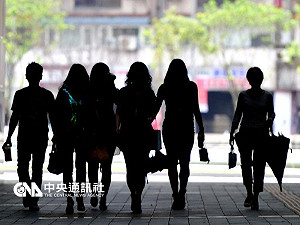 景氣燈號連9藍 衰退期直追金融海嘯