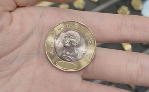 結帳找回詭異硬幣！內行抖出真面目