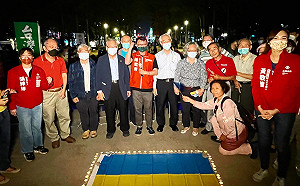 台灣基進「烽火中擁抱自由」晚會  燭光點亮烏克蘭國旗