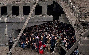 烏克蘭難民：開往波蘭火車 逃亡人潮擠得像罐頭