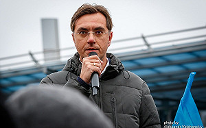 烏克蘭前部長持槍死守基輔  為了不讓子孫上戰場