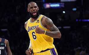 詹皇爆發狂砍56分　率領湖人勝勇士