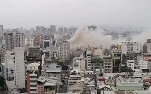 台中驚傳民宅大火！民眾吊掛遮雨棚一人墜樓送醫