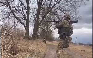 烏克蘭特警隊出擊 RPG火箭炮擊毀2俄軍坦克