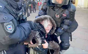 （影）聖彼得堡抗議民眾遭警暴力毆打 俄羅斯已逮捕1.3萬反戰示威者