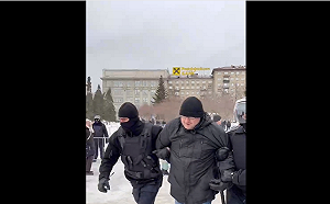 俄國66城爆反戰潮 警持電擊器、警棍暴打  80歲諾貝爾和平獎提名人也被捕