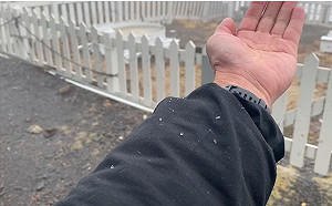 (影)冷氣團襲台！玉山中午突下冰珠