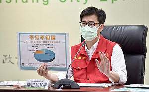 診所醫師機警發現遊覽車傳播鏈第三波傳染 陳其邁表揚醫師並頒發1萬元獎金